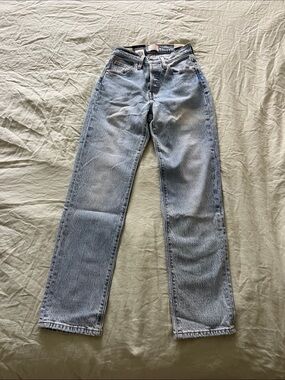 Levi’s 501 curve jeans in light wash